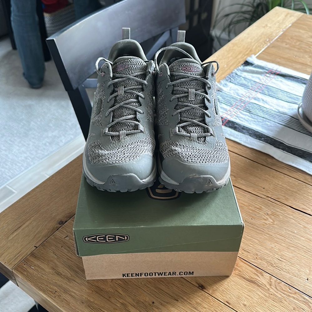 Like new Keen hiking shoes worn twice